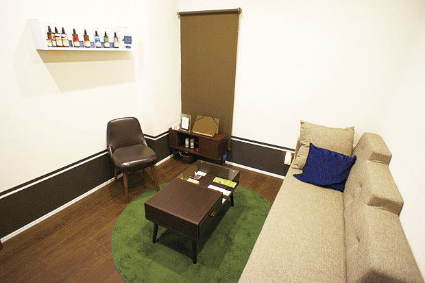 ソファーとテーブルと椅子が置かれた部屋